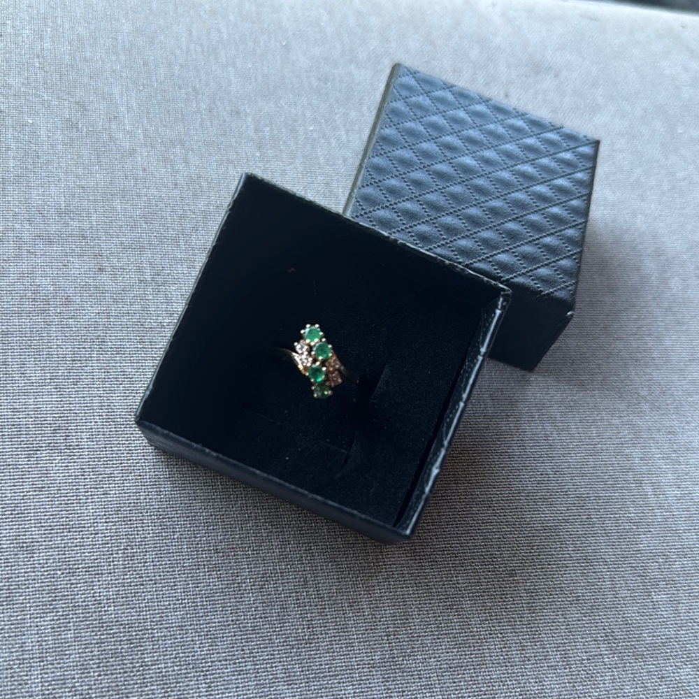 Elegant 10K Emerald Diamond Ring - Picture 7 of 7